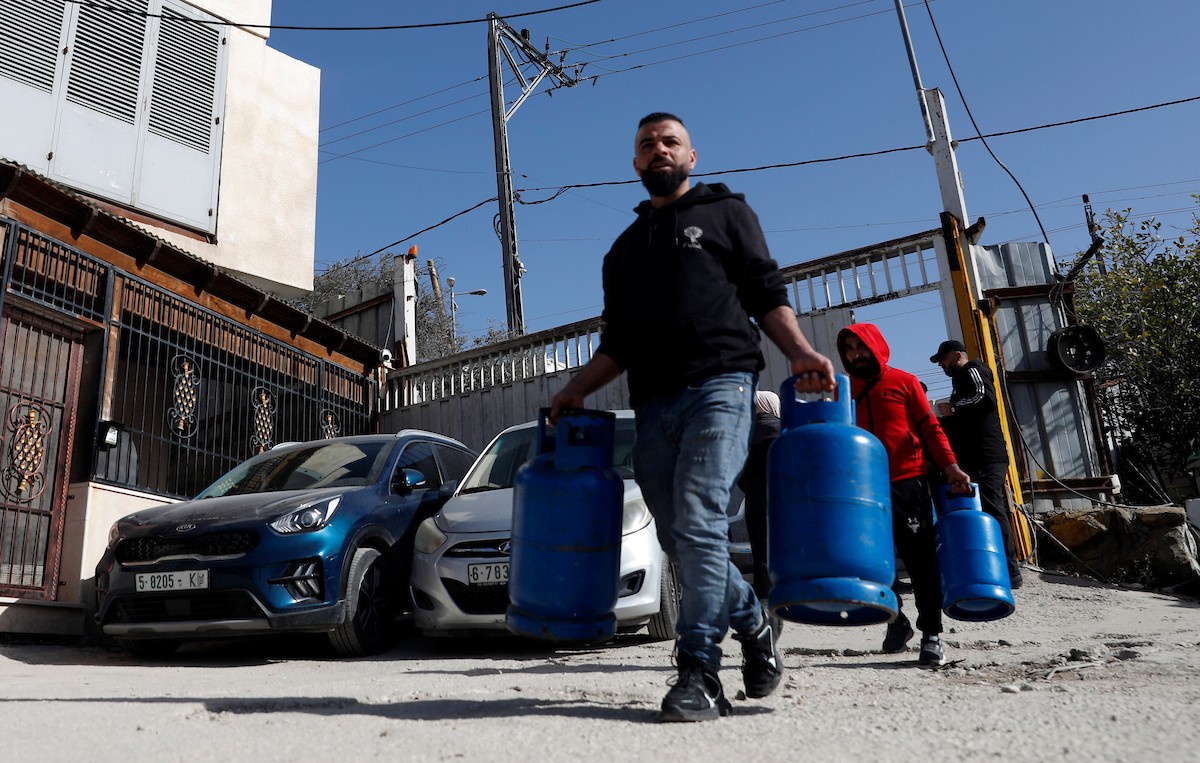 اصطفّ المواطنون في طوابير طويلة أمام محطات تعبئة الغاز في الخليل، وسط مخاوف من تفاقم أزمة نقص الغاز في الضفة الغربية،، 25 يناير/كانون الثاني 2026. صورة: مأمون وزواز