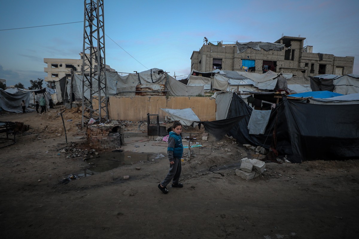 يسير فلسطينيون في شوارع مدينة غزة، وسط الأنقاض والدمار الذي خلفه الصراع الدائر، في 10 يناير/كانون الثاني 2026، بينما تستمر الحياة اليومية في ظل ظروف صعبة. صورة: عمر أشتوي