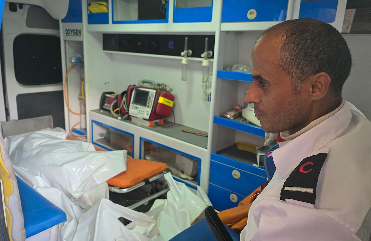 وصلت أربع جثث، من بينها جثتا طفلين، إلى مستشفى ناصر في خان يونس بعد أن استهدفت طائرات حربية إسرائيلية خيمة تؤوي نازحين شمال خان يونس في جنوب قطاع غزة. 8 يناير/كانون الثاني 2026. (صورة: طارق محمد)