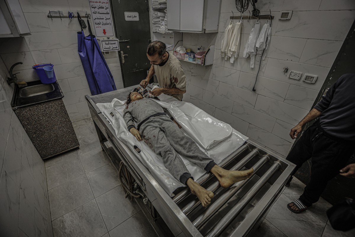 نُقل جثمان الطفلة الفلسطينية همسة حوسو، البالغة من العمر 12 عامًا، والتي قُتلت بنيران إسرائيلية في جباليا، إلى مستشفى الشفاء في مدينة غزة يوم الخميس 8 يناير/كانون الثاني 2026. (صورة: عمر أشتوي)