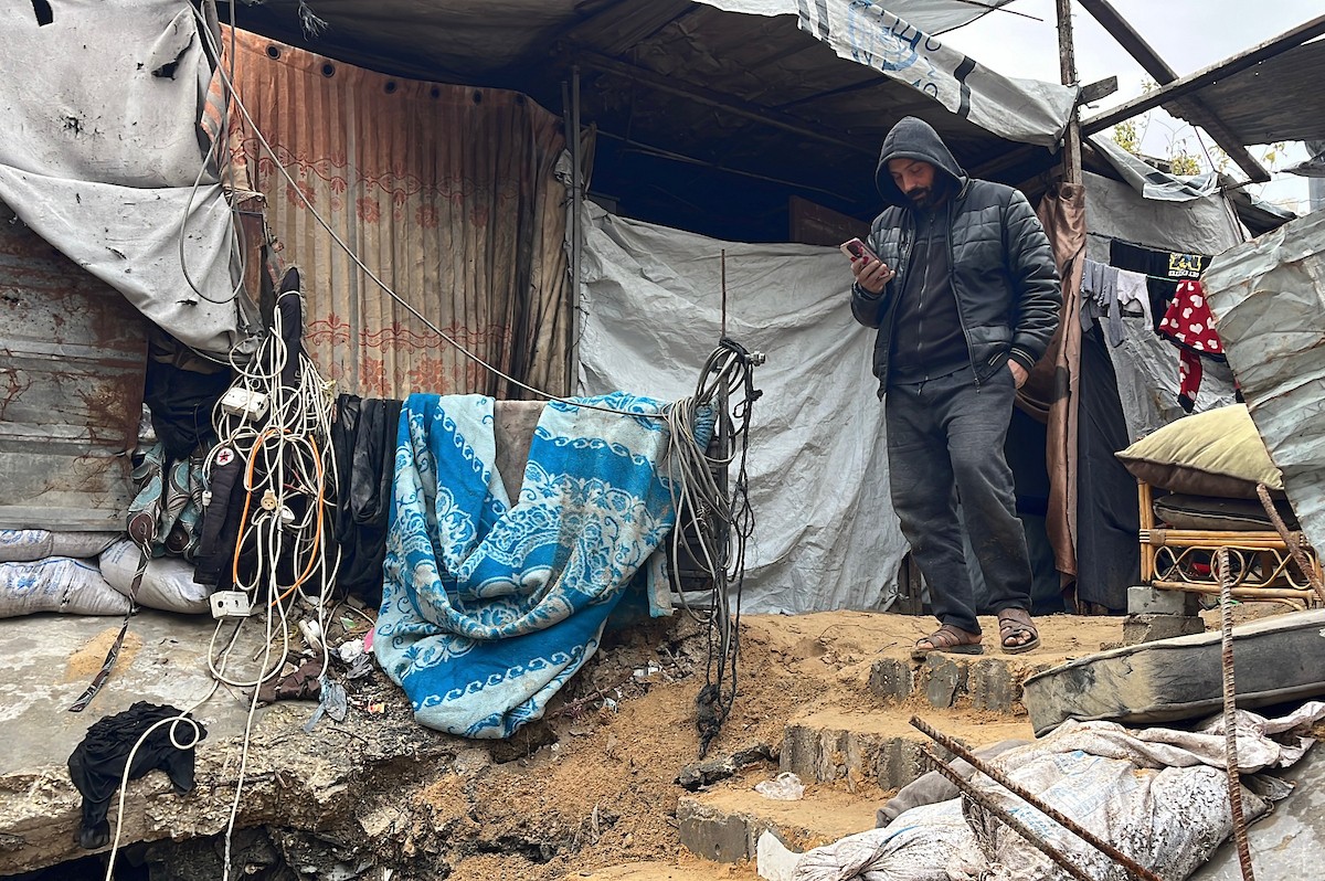 على مدى 160 يومًا، استخدم الفلسطيني اسماعيل ابو حماد، البالغ من العمر 45 عامًا، مجرفة وفأسًا ومنخلًا في محاولة للعثور على رفات عائلته بعد أن فقد زوجته وأطفاله الستة في هجوم إسرائيلي على حي الصبرة بمدينة غزة ، 19 يناير/كانون الثاني 2026. (صورة: مطر الزاق)