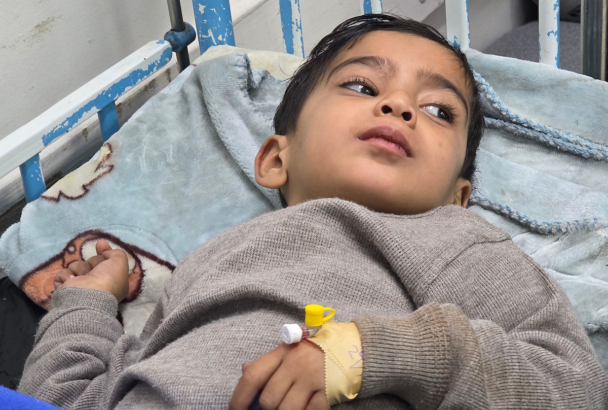 يتلقى أطفال مصابون بالتهاب السحايا العلاج في مستشفى ناصر بخان يونس، وسط تحذيرات طبية من تفشٍّ مقلق للمرض داخل خيام النازحين، 30 يناير/كانون الثاني 2026. تصوير: طارق محمد