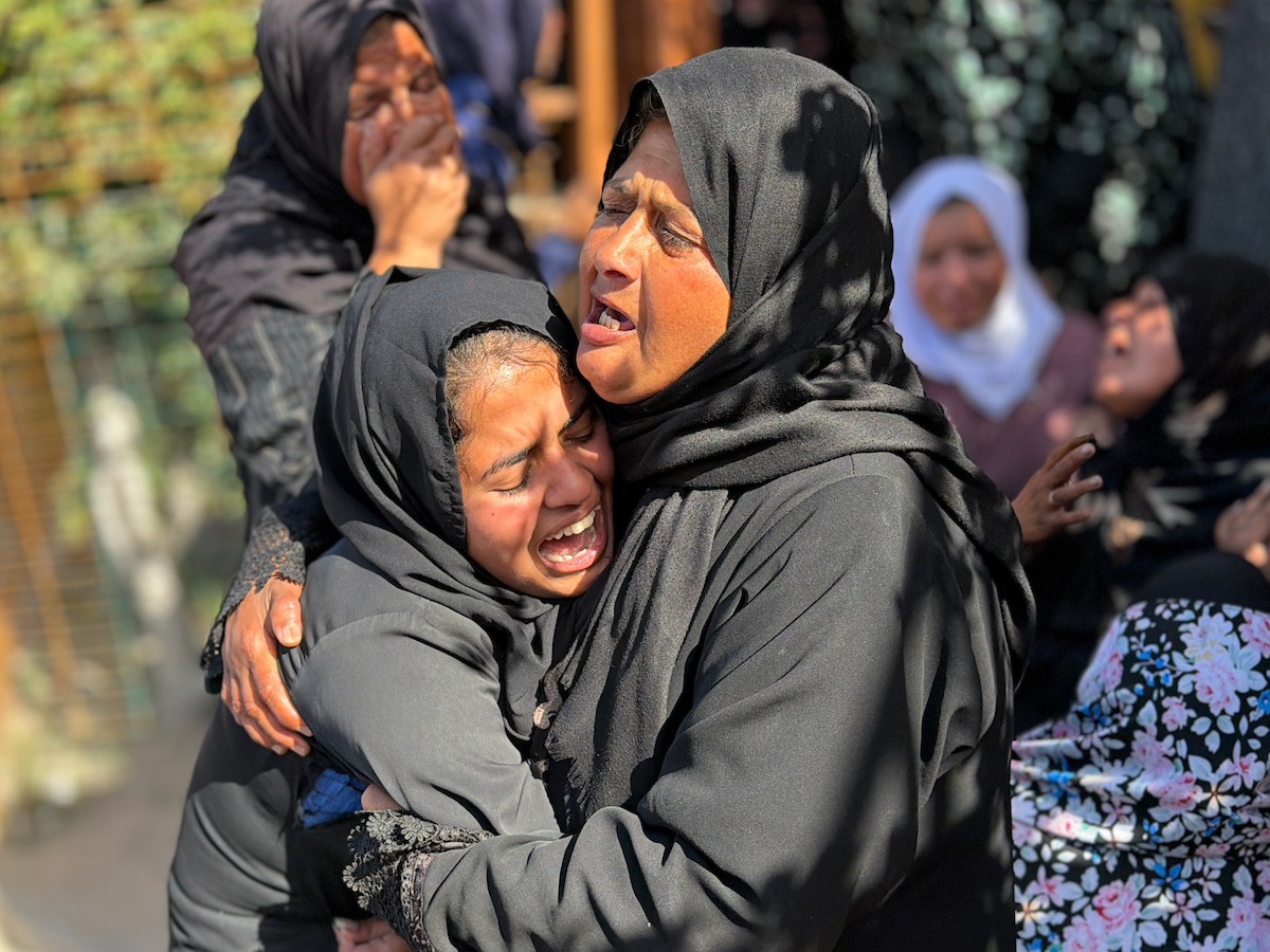 فلسطينيون يودعون جثمان أحمد بربخ، 32 عاماً، في مجمع ناصر الطبي بخان يونس، بعد أن استشهد برصاص القوات الإسرائيلية في وسط خان يونس، جنوب قطاع غزة. 29 يناير/كانون الثاني 2026. تصوير: محمد سلامة / (APA Images)