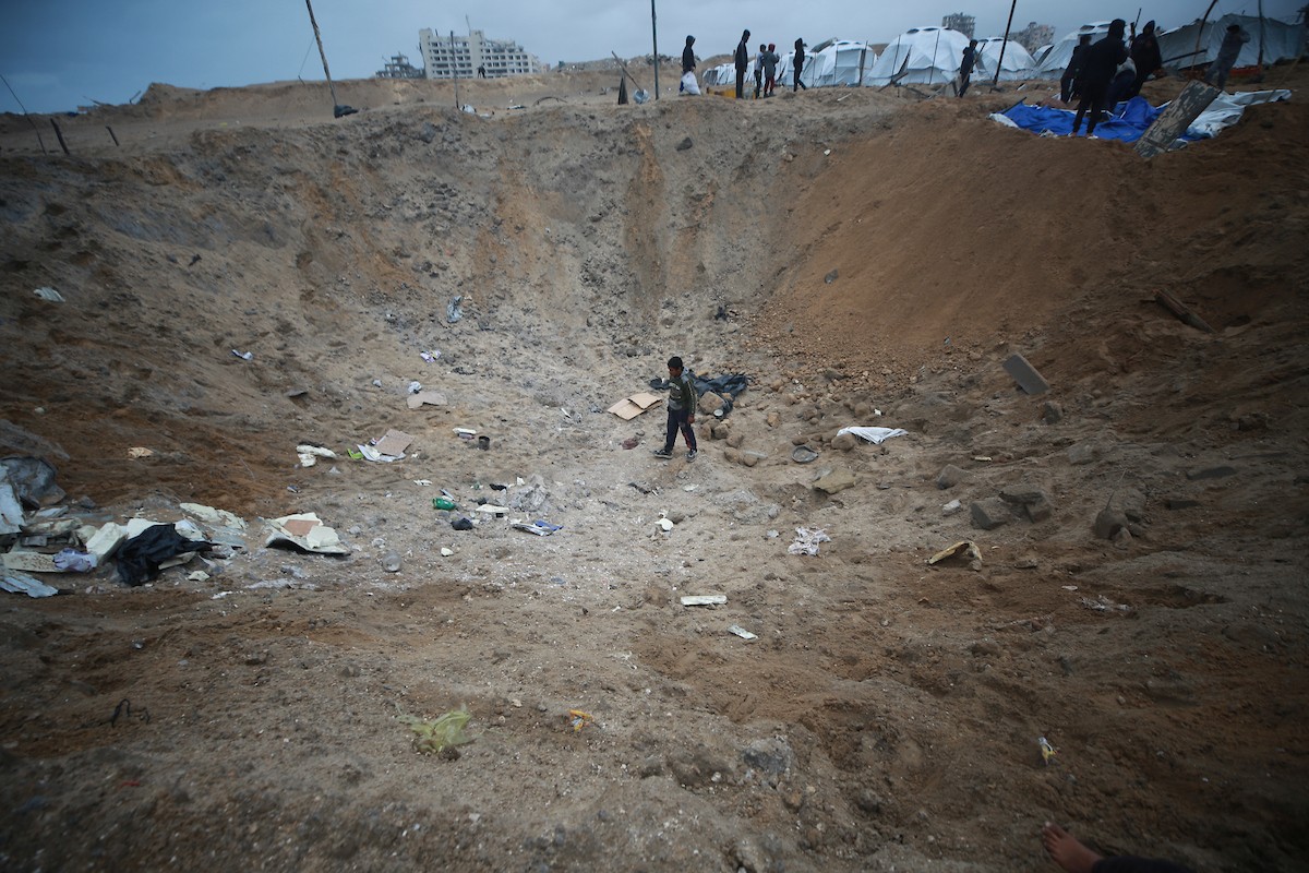 يحاول فلسطينيون استعادة ممتلكاتهم من موقع غارة جوية إسرائيلية استهدفت خيامًا في مدينة غزة ليلة أمس، 9 يناير/كانون الثاني 2026. صورة: عمر أشتوي