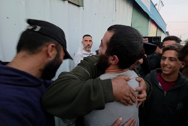 7 يناير/كانون الثاني 2026، نُقل أسرى فلسطينيون أفرج عنهم الجيش الإسرائيلي بواسطة مركبات تابعة للصليب الأحمر إلى مستشفى شهداء الأقصى لإجراء فحوصات طبية في دير البلح، وسط قطاع غزة. (صورة: أحمد إبراهيم)