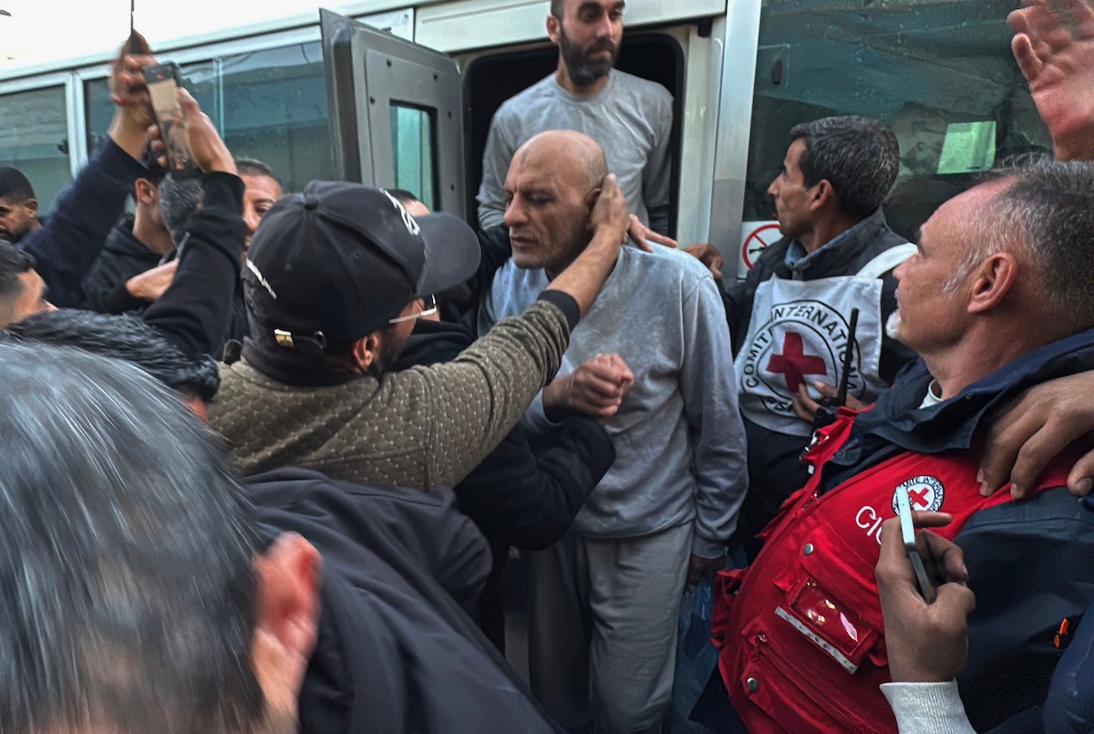 نُقل اثنا عشر أسيرًا فلسطينيًا، بينهم امرأة، أفرجت عنهم القوات الإسرائيلية، إلى مستشفى شهداء الأقصى في دير البلح، وسط قطاع غزة، في 11 يناير/كانون الثاني 2026، في مركبات تابعة للجنة الدولية للصليب الأحمر. (صورة: أحمد إبراهيم)