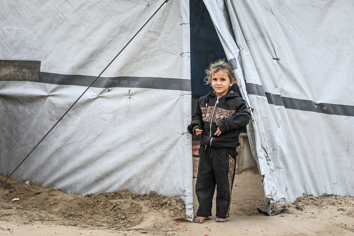 يتفقد فلسطينيون نازحون خيامهم بعد أن تضررت بشدة جراء عاصفة هوائية قوية ضربت مخيمًا للنازحين وسط قطاع غزة. 22 يناير/كانون الثاني 2026. تصوير: رمزي أبو عامر