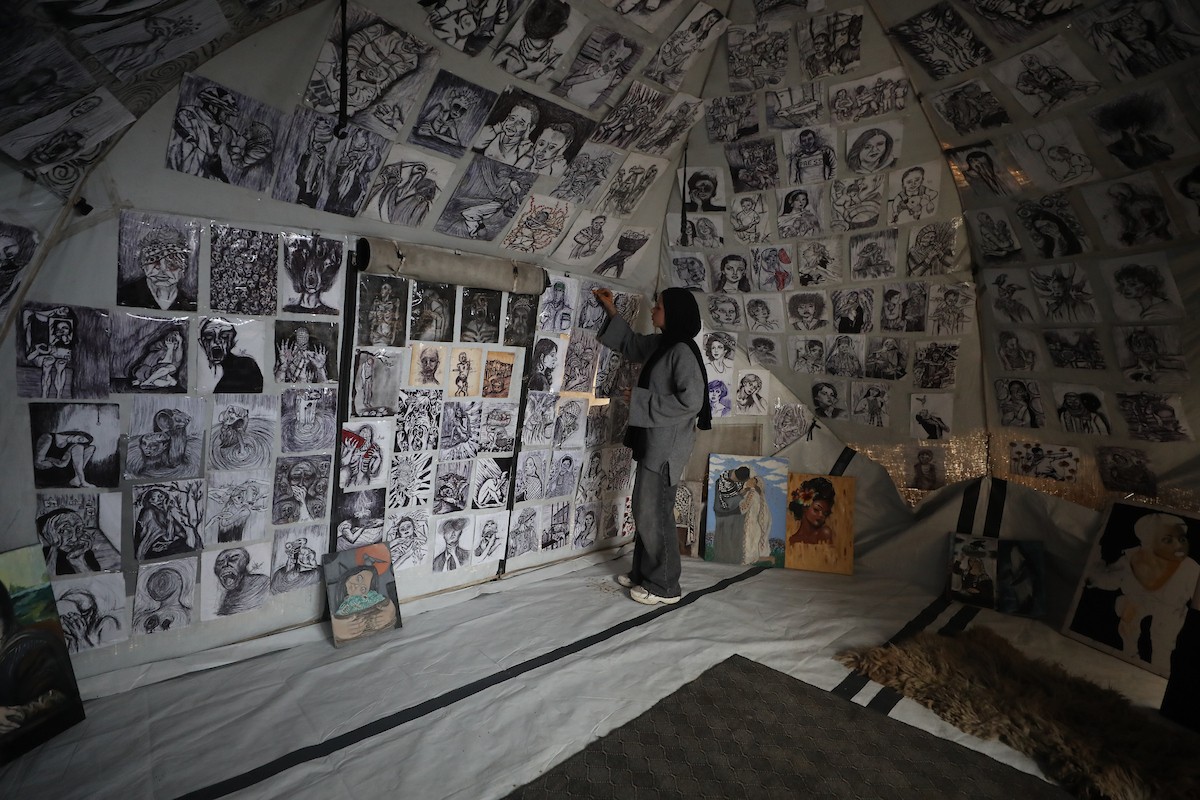 الفلسطينية مرَح خالد الزعانين (18 عاما) تحول خيمة نزوحها في مدينة غزة إلى معرض فني، 28 يناير/كانون الثاني 2026. تصوير: عمر أشتوي