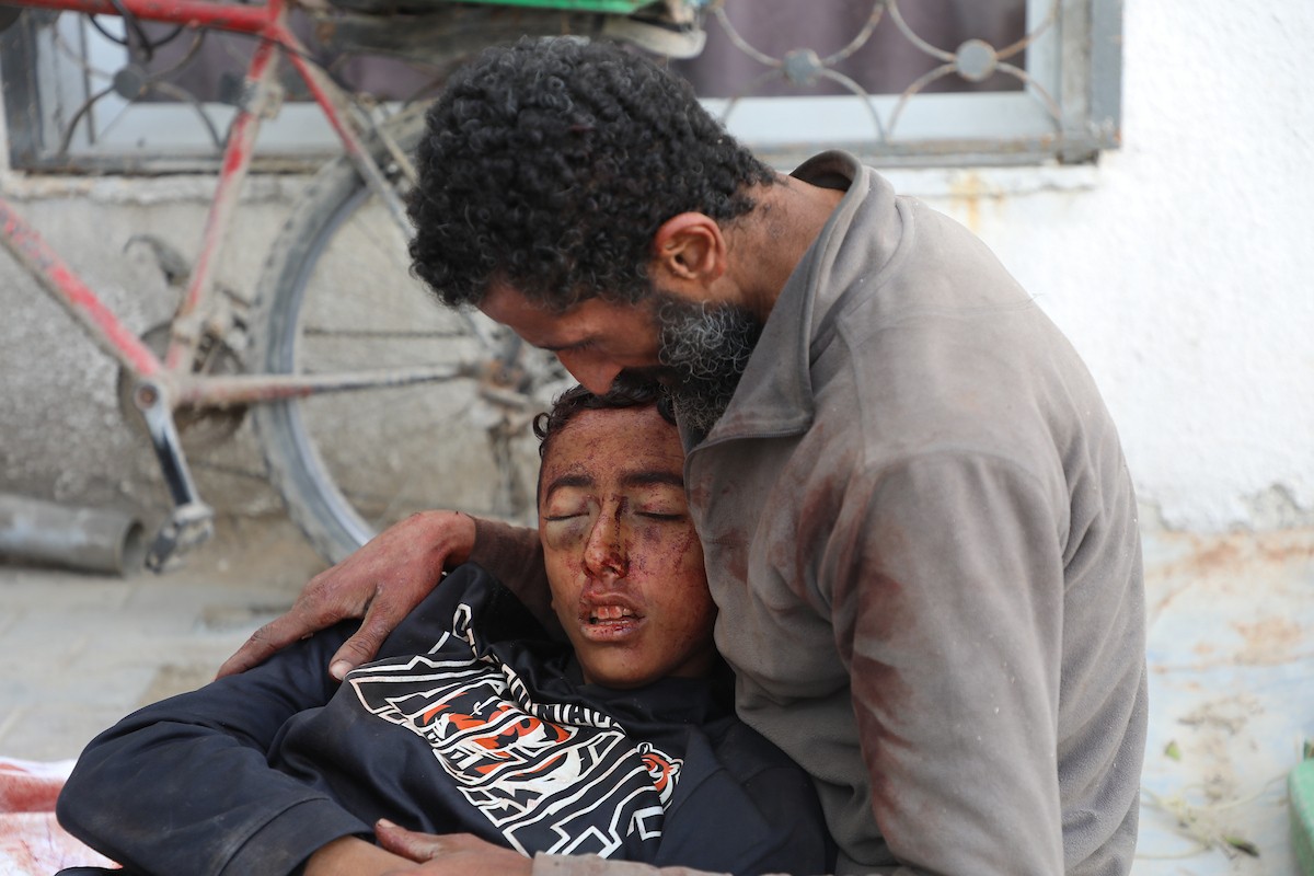 حضر أقارب شاب فلسطيني، قُتل بنيران الجيش الإسرائيلي، مراسم الدفن التي أقيمت في مستشفى الشفاء بمدينة غزة، في 24 يناير/كانون الثاني 2026. (صورة: عمر أشتوي)