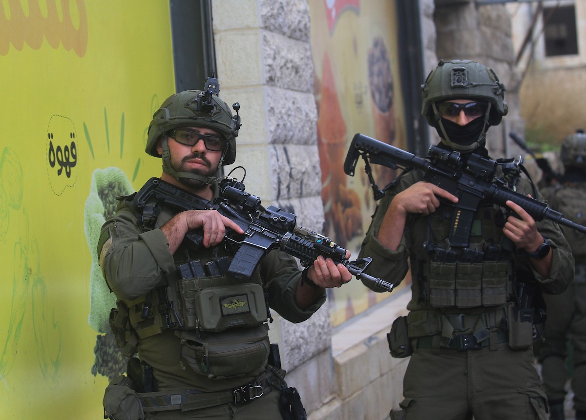 القوات الإسرائيلية تداهم عدد من المحال التجارية في السوق المركزي وتطلق النار تجاه بناية سكنية، وتوقف عدد من المواطنين في البلدة القديمة بمدينة نابلس، 1 يناير/كانون الثاني ٢٠٢٦. صورة: محمد ناصر