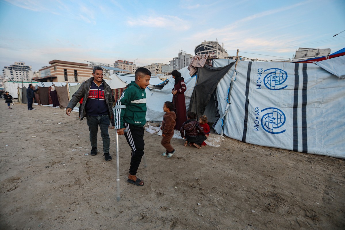 الطفل عمر حلاوة (13عاما) يزور مكان دفن ساقه المبتور يوميا، بعد إصابته في غارة إسرائيلية خلال الحرب على غزة، 31 ديسمبر/كانون الأول 2025. تصوير: عمر أشتوي