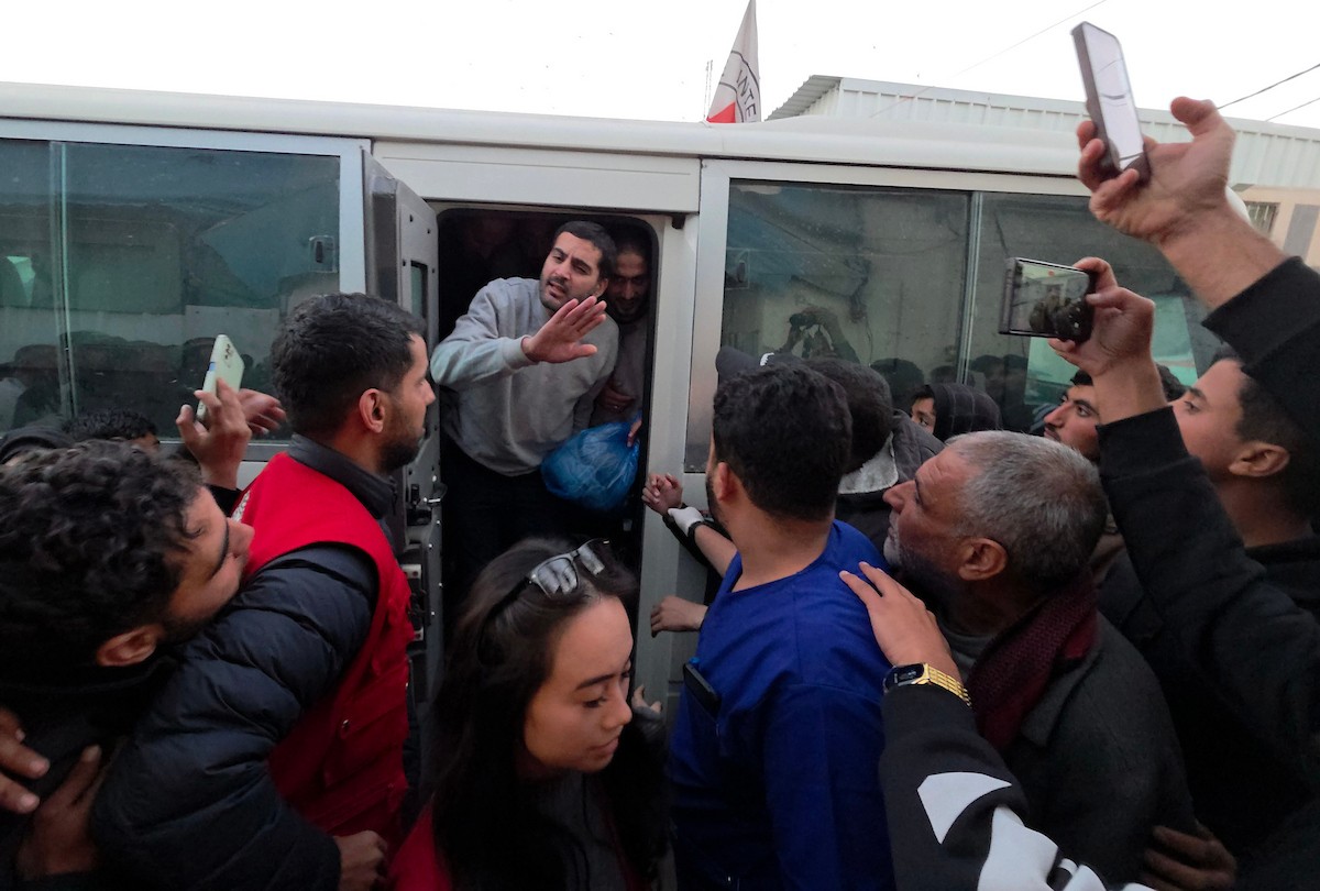 نُقل سبعة أسرى فلسطينيين أفرجت عنهم القوات الإسرائيلية إلى مستشفى شهداء الأقصى عبر اللجنة الدولية للصليب الأحمر، في دير البلح، وسط قطاع غزة، بتاريخ 25 يناير/كانون الثاني 2026. (صورة: أحمد إبراهيم)