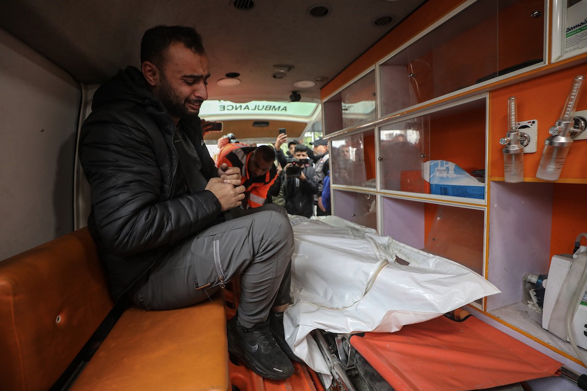 نُقل جثمانا صحفيين من مستشفى الشفاء في غزة إلى جنوب القطاع ليودعهما أهلهما. وقد قُتلا في هجوم إسرائيلي استهدف سيارة تابعة للجنة المصرية أثناء عملهما في منطقة الزهراء بوسط قطاع غزة. 21 يناير/كانون الثاني 2026. صورة: عمر أشتوي