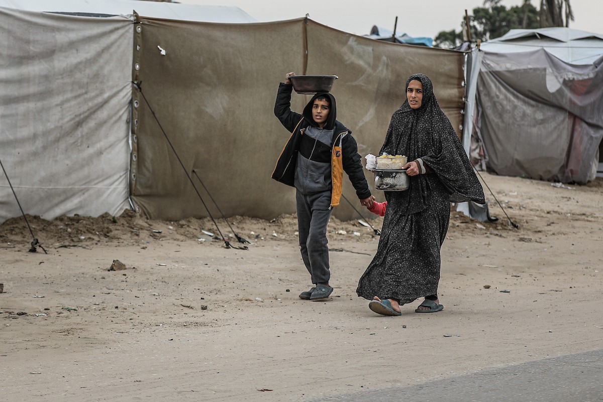 يتفقد فلسطينيون نازحون خيامهم بعد أن تضررت بشدة جراء عاصفة هوائية قوية ضربت مخيمًا للنازحين وسط قطاع غزة. 22 يناير/كانون الثاني 2026. تصوير: رمزي أبو عامر