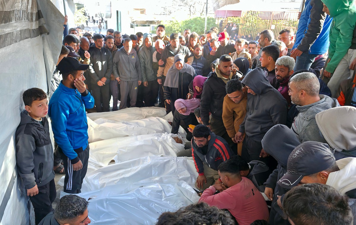 ينعى الفلسطينيون أرواح ذويهم بعد أن استهدفت القوات الإسرائيلية خيمةً تؤوي نازحين مدنيين بطائرة مسيرة في خان يونس جنوب قطاع غزة في 31 يناير/كانون الثاني 2026. (صورة: طارق محمد)