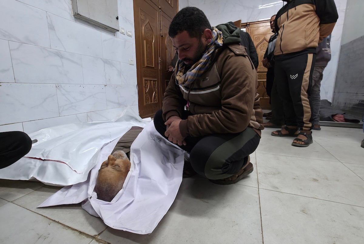 ينعى الفلسطينيون أرواح ذويهم بعد أن استهدفت القوات الإسرائيلية خيمةً تؤوي نازحين مدنيين بطائرة مسيرة في خان يونس جنوب قطاع غزة في 31 يناير/كانون الثاني 2026. (صورة: طارق محمد)