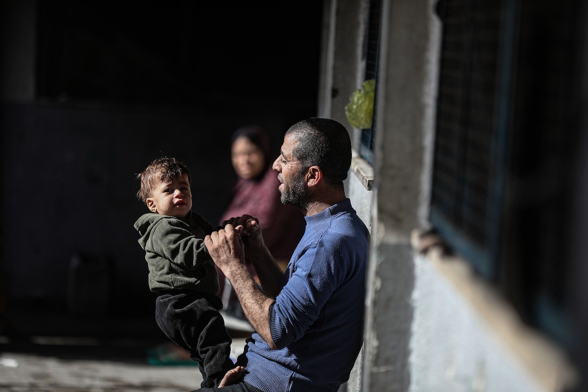 عائلات فلسطينية نزحت جراء الهجمات الإسرائيلية منذ 7 أكتوبر/تشرين الأول 2023، تأوي إلى مدرسة تابعة لوكالة الأونروا في حي تل الهوى بمدينة غزة. 26 يناير/كانون الثاني 2026، بعدسة عمر أشتوي