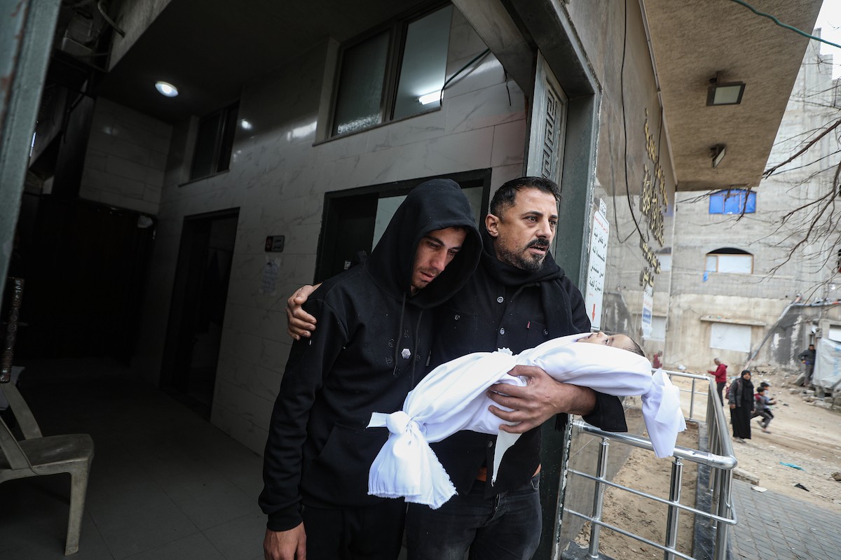 توفي الطفل علي أبو زور، البالغ من العمر ثلاثة أشهر، والذي وصل إلى مستشفى الشفاء في مدينة غزة، متأثراً بموجة البرد القارس التي ضربت مخيمات النازحين في غزة. 22 يناير/كانون الثاني 2026. صورة: عمر أشتوي