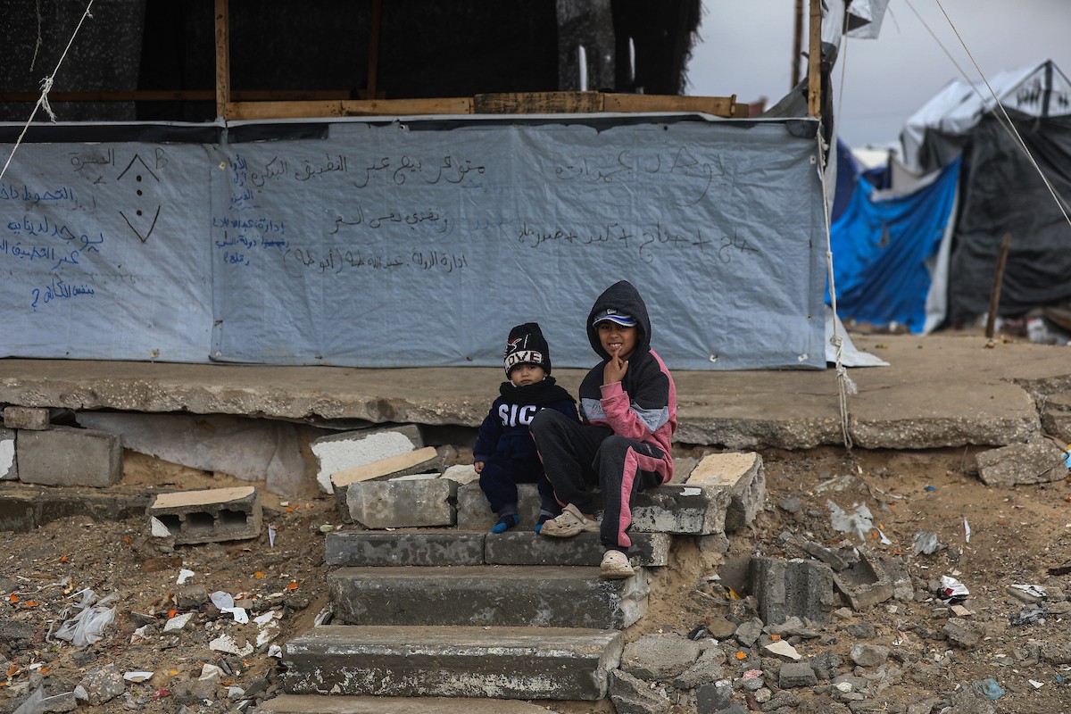 يواصل الفلسطينيون النازحون، الذين لجأوا إلى خيام مؤقتة ومدارس أو منازل متضررة بشدة، حياتهم وسط الأزمة الإنسانية المستمرة الناجمة عن الحصار الإسرائيلي في مخيم جباليا، شمال قطاع غزة، في 18 يناير/كانون الثاني 2026. صورة: عمر أشتوي