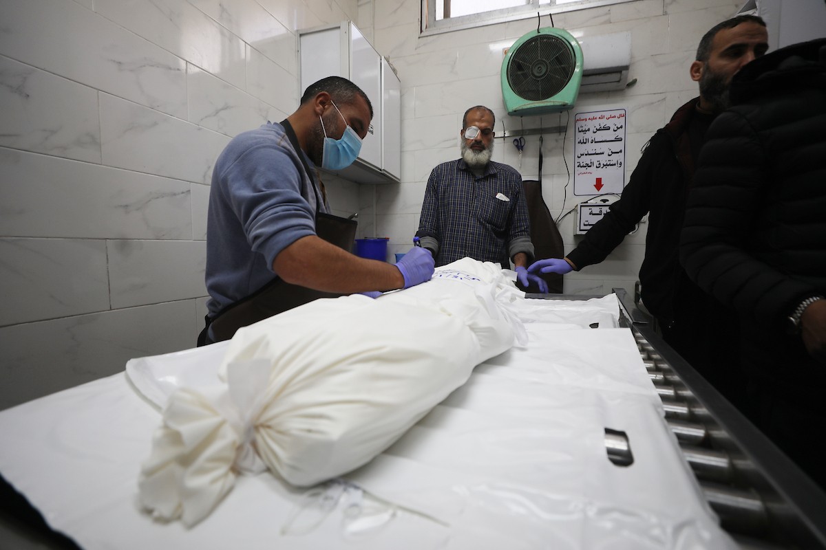 تُنقل جثث الضحايا إلى مستشفى الشفاء بعد هجوم إسرائيلي على مركز شرطة الشيخ رضوان، رغم وقف إطلاق النار في مدينة غزة، بتاريخ 31 يناير/كانون الثاني 2026. وألحق الهجوم على حي الشيخ رضوان غرب مدينة غزة أضرارًا جسيمة بالمباني والمركبات المجاورة. (صورة: عمر أشتوي)