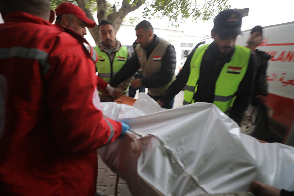 وصلت جثتا صحفيين اثنين تابعين للجنة المصرية إلى مستشفى الشفاء في غزة، بعد هجوم إسرائيلي استهدف سيارة تابعة للجنة في منطقة نتساريم وسط قطاع غزة. 21 يناير/كانون الثاني 2026. صورة: عمر أشتوي