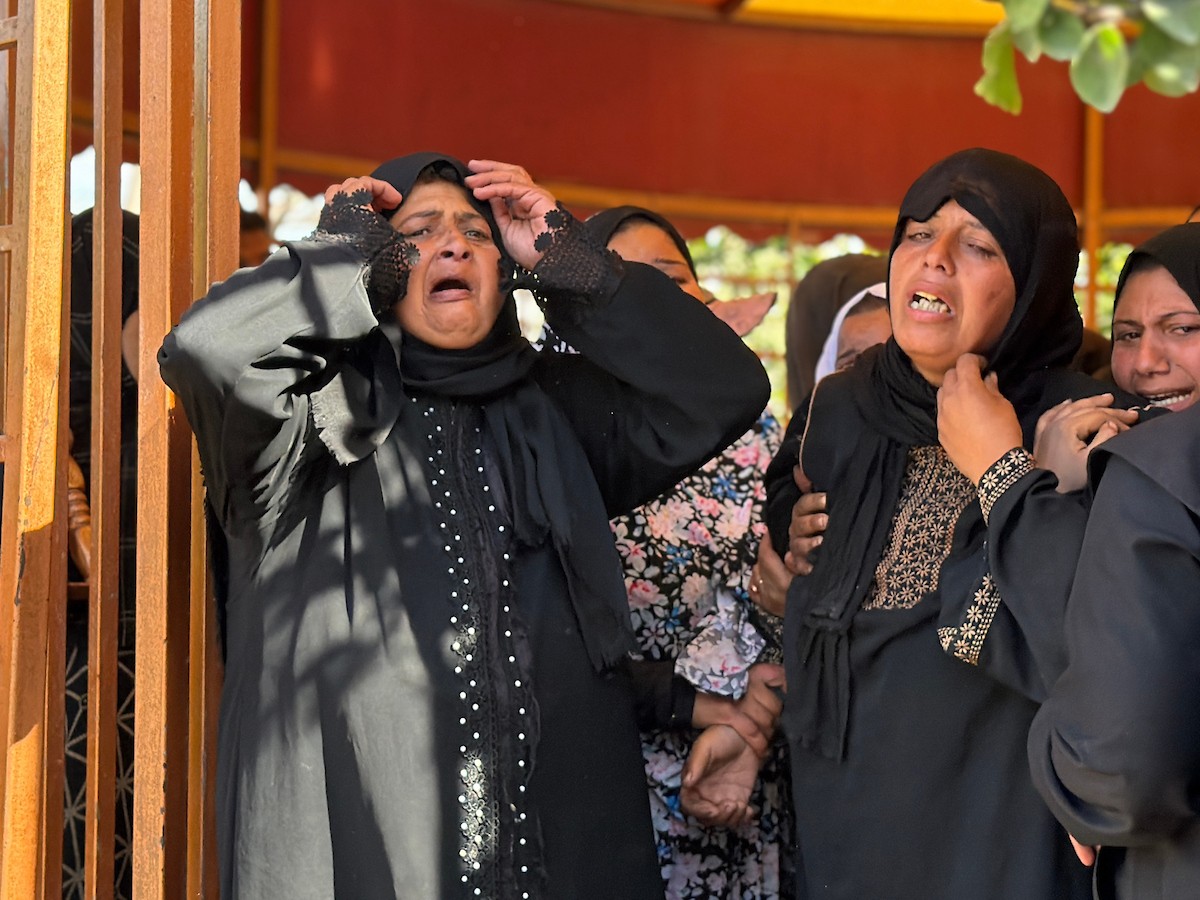 فلسطينيون يودعون جثمان أحمد بربخ، 32 عاماً، في مجمع ناصر الطبي بخان يونس، بعد أن استشهد برصاص القوات الإسرائيلية في وسط خان يونس، جنوب قطاع غزة. 29 يناير/كانون الثاني 2026. تصوير: محمد سلامة / (APA Images)