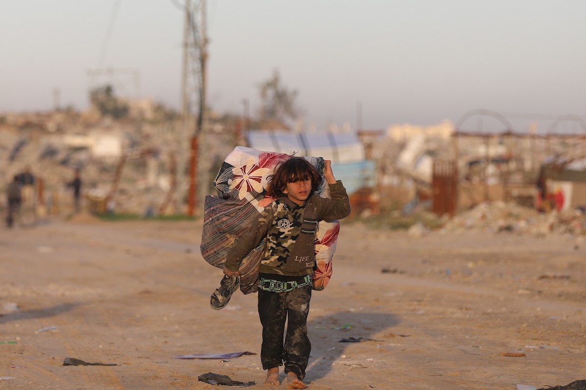 يمارس الفلسطينيون النازحون حياتهم اليومية في مخيم النصيرات بوسط قطاع غزة، في آخر يوم من عام 2025، في 31 ديسمبر/كانون الأول 2025، وسط ظروف إنسانية صعبة فرضها استمرار النزوح ونقص الاحتياجات الأساسية. صورة: رمزي أبو عامر