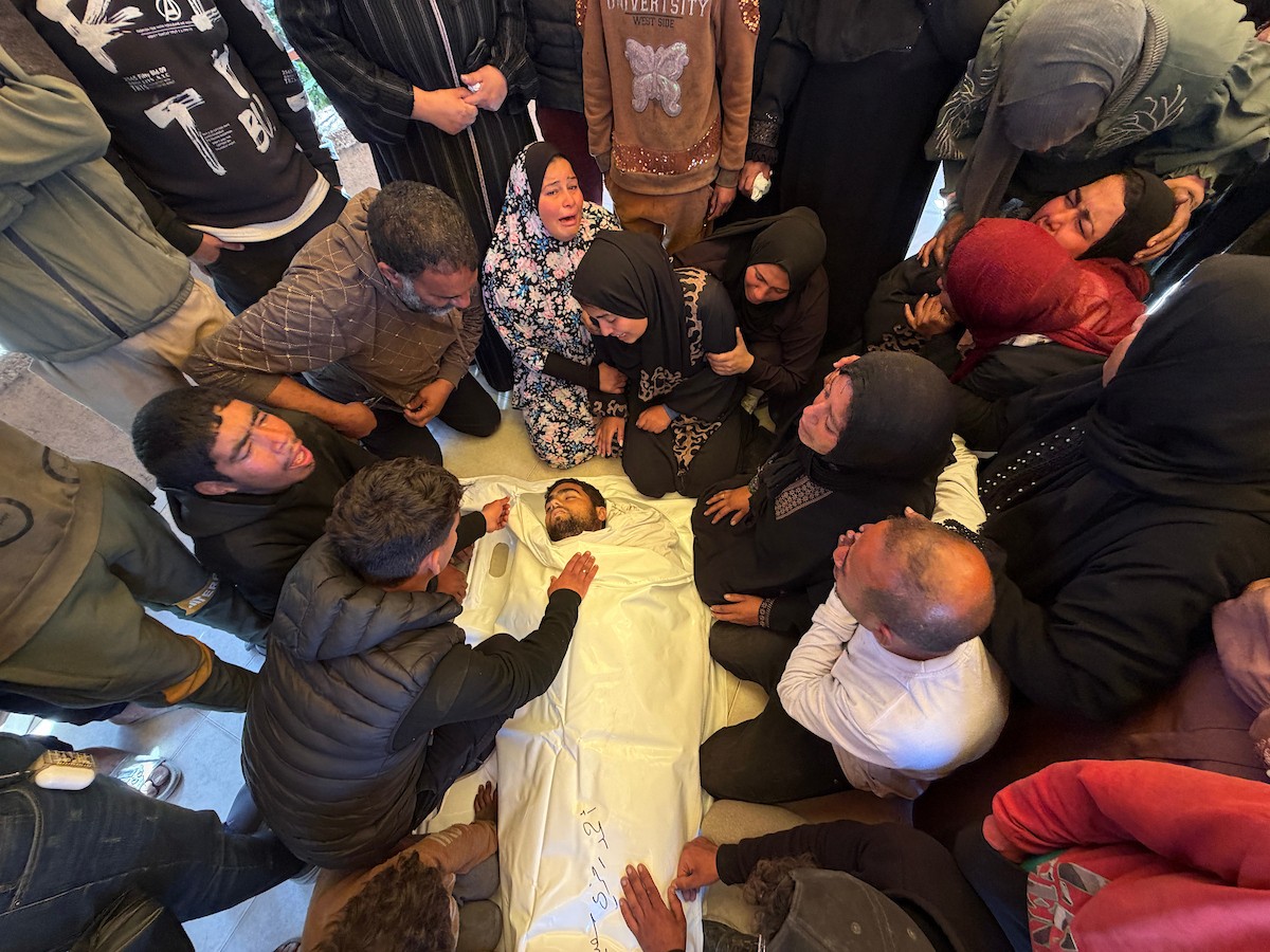 فلسطينيون يودعون جثمان أحمد بربخ، 32 عاماً، في مجمع ناصر الطبي بخان يونس، بعد أن استشهد برصاص القوات الإسرائيلية في وسط خان يونس، جنوب قطاع غزة. 29 يناير/كانون الثاني 2026. تصوير: محمد سلامة / (APA Images)