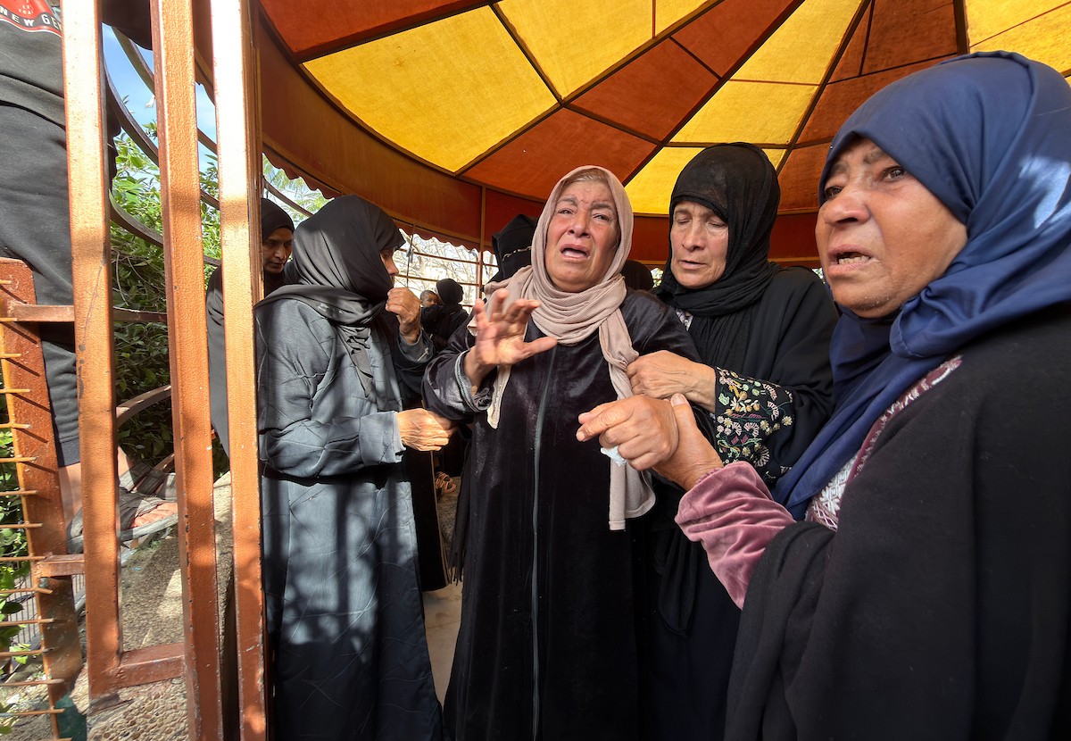 فلسطينيون ينعون جثمان رجل في مجمع ناصر الطبي بخان يونس جنوب قطاع غزة بعد وصوله إلى المستشفى إثر إصابته بجروح جراء غارة إسرائيلية، ١٠ يناير/كانون الثاني ٢٠٢٦. تصوير: محمد سلامة