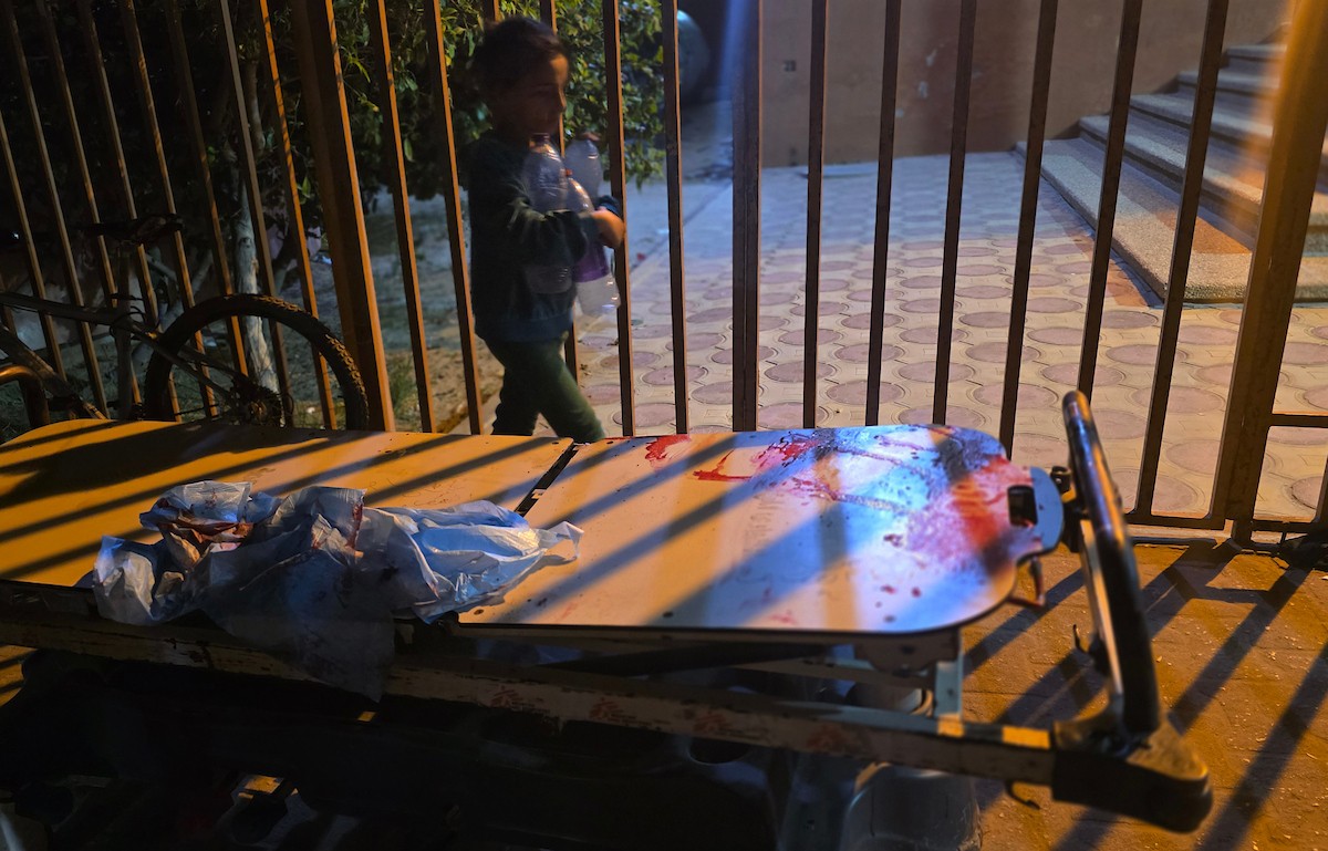 وصلت جثة مواطن وعدة مصابين إلى مجمع ناصر الطبي عقب هجوم إسرائيلي على خيمة تأوي نازحين في منطقة العطار (المواصي) بخان يونس، جنوب قطاع غزة، في 8 يناير/كانون الثاني 2026. (صورة: طارق محمد)