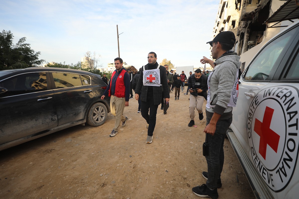 وصول 15 جثة لفلسطينيين سلمتها إسرائيل عبر اللجنة الدولية للصليب الأحمر إلى مجمع الشفاء الطبي في مدينة غزة، 29 يناير/كانون الثاني 2026. تصوير: عمر أشتوي