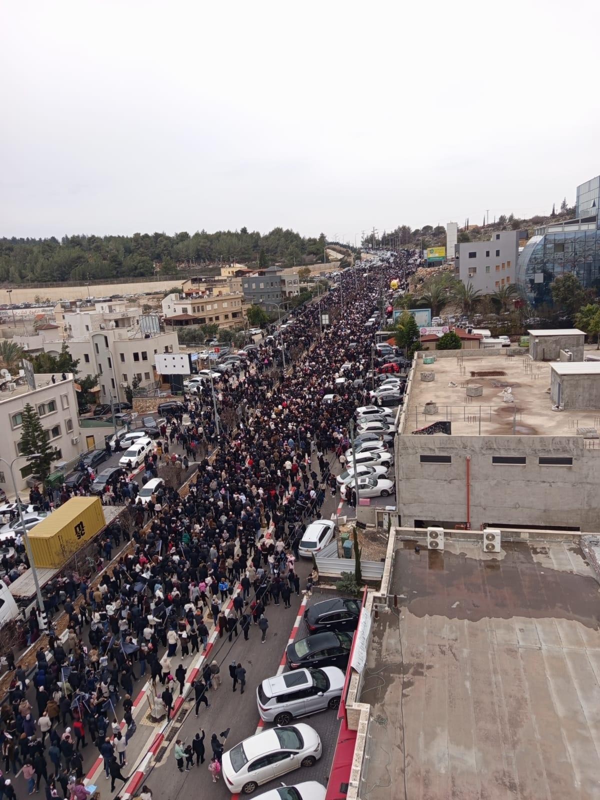 حشود المتظاهرين في سخنين ضد الجريمة، اليوم (عرب 48) 11.jpg