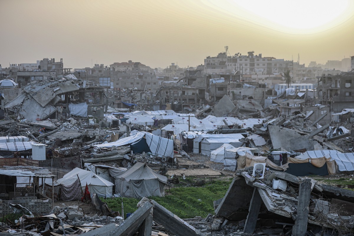 يُكافح الفلسطينيون النازحون لمواصلة حياتهم اليومية وسط الأنقاض التي خلّفتها الهجمات الإسرائيلية في جباليا، شمال قطاع غزة، في 12 يناير/كانون الثاني 2026. صورة: عمر أشتوي