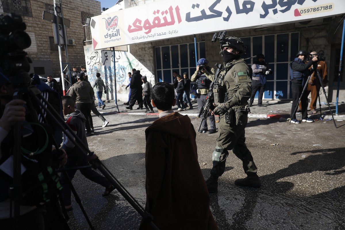 الجيش الإسرائيلي يشن عملية عسكرية واسعة النطاق في الخليل، جنوب الضفة الغربية، 19 يناير/كانون الثاني 2026. صورة: مأمون وزواز