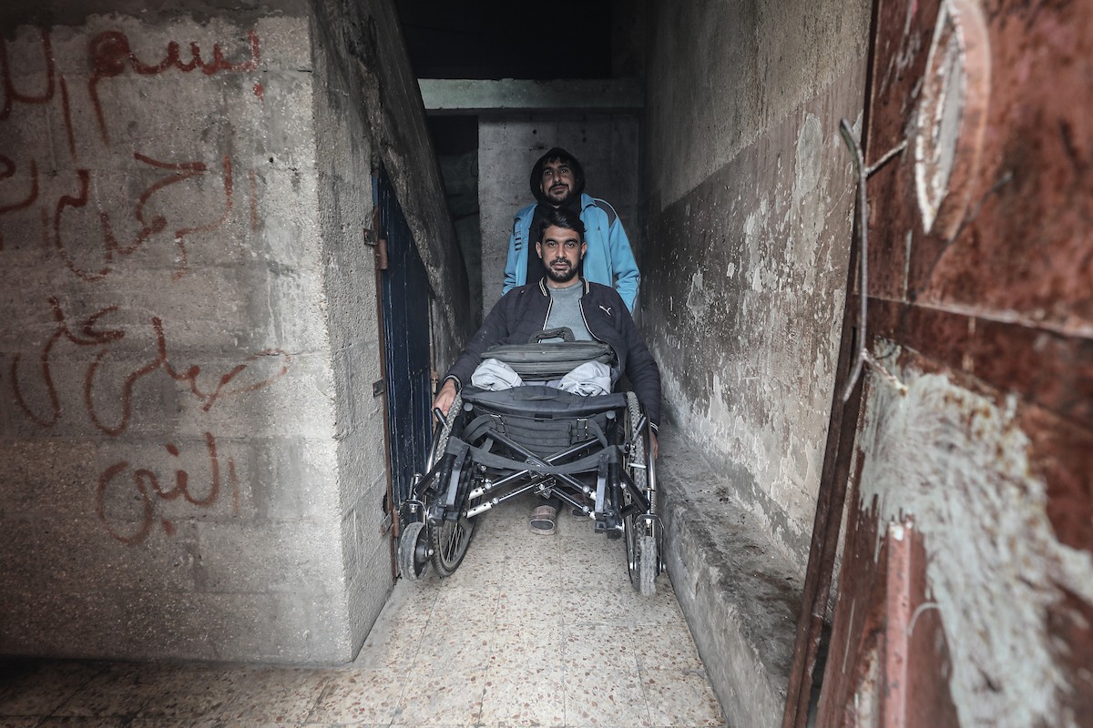  المعلّم سعيد خليل عزم (33 عامًا) أُصيب بجروح بالغة أدّت إلى بتر قدميه، جراء قصف إسرائيلي خلال الحرب على غزة، في مخيم البريج وسط القطاع،  يناير/كانون الثاني 2026. تصوير: معز صالحي