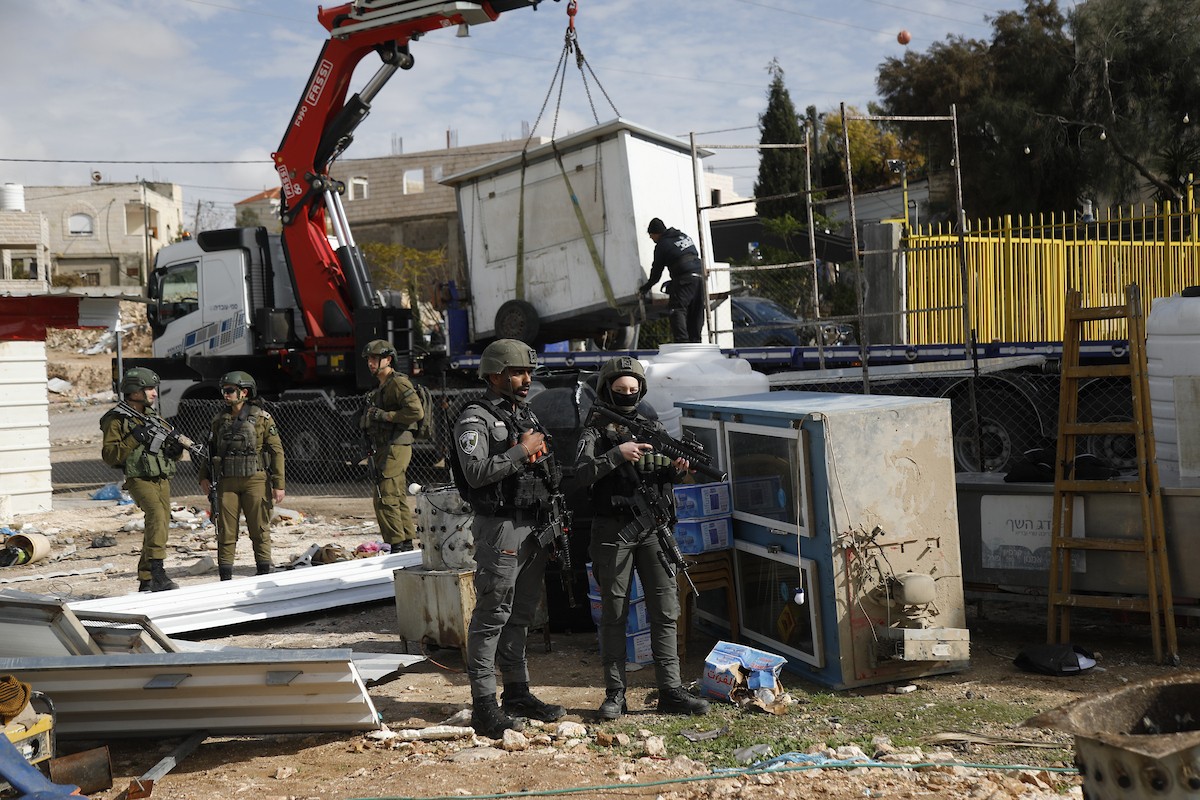 قوات إسرائيلية تهدم وتصادر عدد من المحلات التجارية المصنوعة من الكرفانات في السموع جنوب الخليل،31 ديسمبر/كانون الأول 2025. تصوير: مأمون وزواز