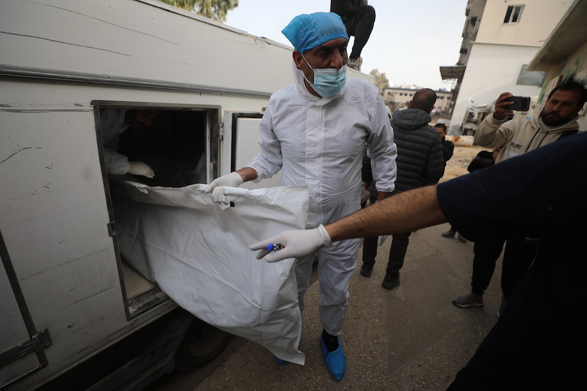 تُجري إدارة الطب الشرعي والأدلة الجنائية بوزارة العدل فحوصاتٍ لخمس عشرة جثة فلسطينية بمستشفى الشفاء في مدينة غزة، لمحاولة التعرف عليها، 30 يناير/كانون الثاني 2026. صورة: عمر أشتوي