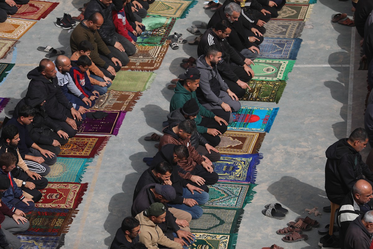 يؤدي الفلسطينيون صلاة الجمعة داخل مدرسة تابعة لوكالة الأونروا، حُوِّلت إلى ملجأ بعد نزوح عائلات منها جراء الهجمات الإسرائيلية منذ 7 أكتوبر/تشرين الأول 2023، في مدينة غزة. 30 يناير/كانون الثاني 2026. صورة: عمر أشتوي