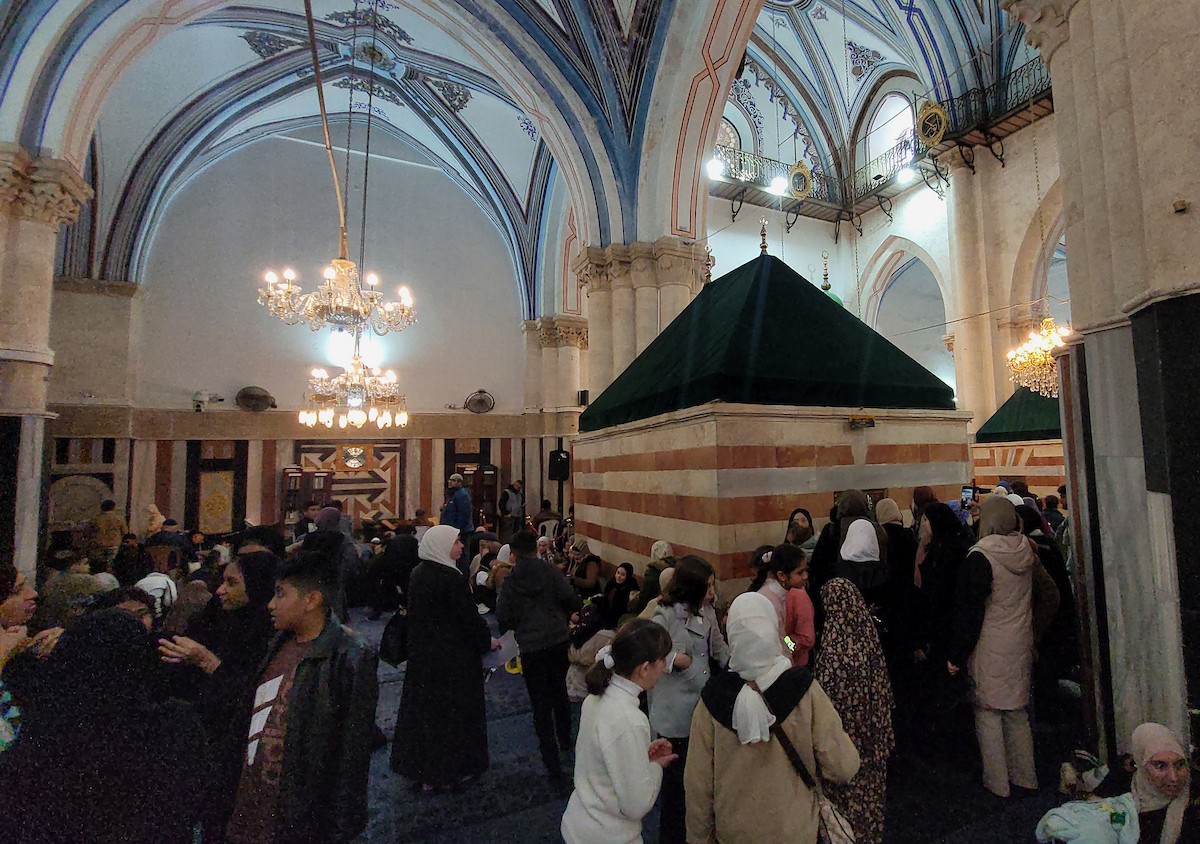 تجمّع فلسطينيون في الحرم الإبراهيمي بالخليل، الضفة الغربية، لإحياء ذكرى الإسراء والمعراج، رغم القيود الإسرائيلية وحظر الصلاة داخل المسجد، في 17 يناير/كانون الثاني 2026. (صورة: مأمون وزواز)