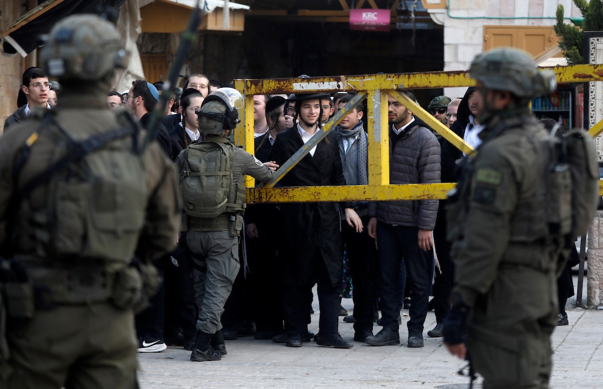جنود إسرائيليون يتخذون إجراءات أمنية مشددة بإغلاق مداخل ومخارج منطقة البلدة القديمة في الخليل، الضفة الغربية، في 24 يناير/كانون الثاني 2026، خلال اقتحام  مستوطنون يهود البلدة(صورة: مأمون وزواز)