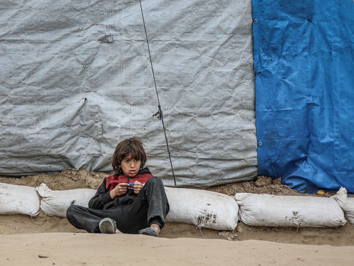 يتفقد فلسطينيون نازحون خيامهم بعد أن تضررت بشدة جراء عاصفة هوائية قوية ضربت مخيمًا للنازحين وسط قطاع غزة. 22 يناير/كانون الثاني 2026. تصوير: رمزي أبو عامر