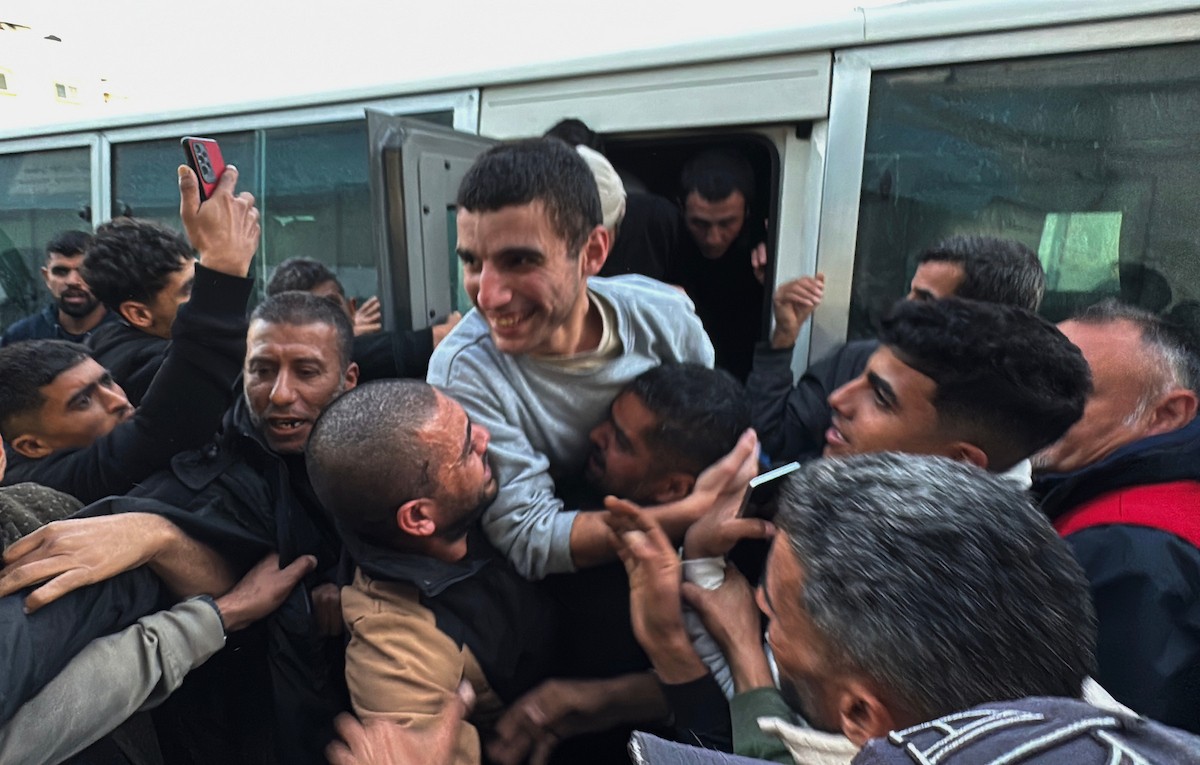 نُقل اثنا عشر أسيرًا فلسطينيًا، بينهم امرأة، أفرجت عنهم القوات الإسرائيلية، إلى مستشفى شهداء الأقصى في دير البلح، وسط قطاع غزة، في 11 يناير/كانون الثاني 2026، في مركبات تابعة للجنة الدولية للصليب الأحمر. (صورة: أحمد إبراهيم)