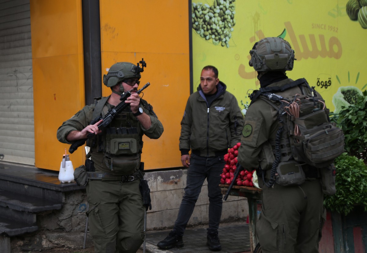 القوات الإسرائيلية تداهم عدد من المحال التجارية في السوق المركزي وتطلق النار تجاه بناية سكنية، وتوقف عدد من المواطنين في البلدة القديمة بمدينة نابلس، 1 يناير/كانون الثاني ٢٠٢٦. صورة: محمد ناصر