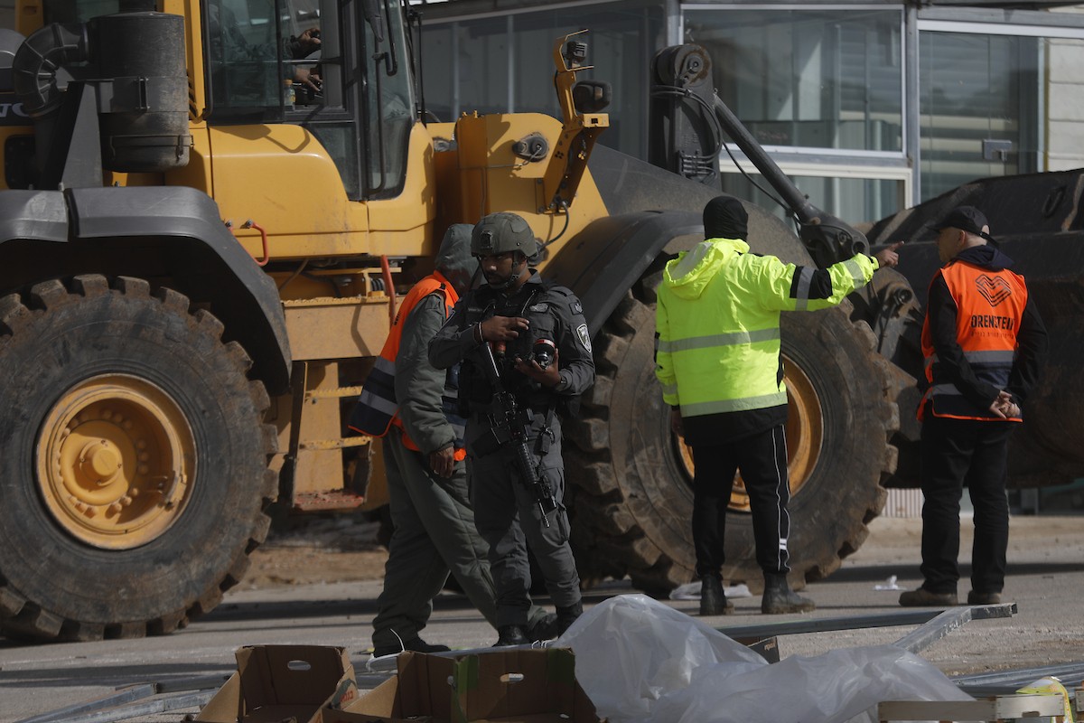 قوات إسرائيلية تهدم وتصادر عدد من المحلات التجارية المصنوعة من الكرفانات في السموع جنوب الخليل،31 ديسمبر/كانون الأول 2025. تصوير: مأمون وزواز