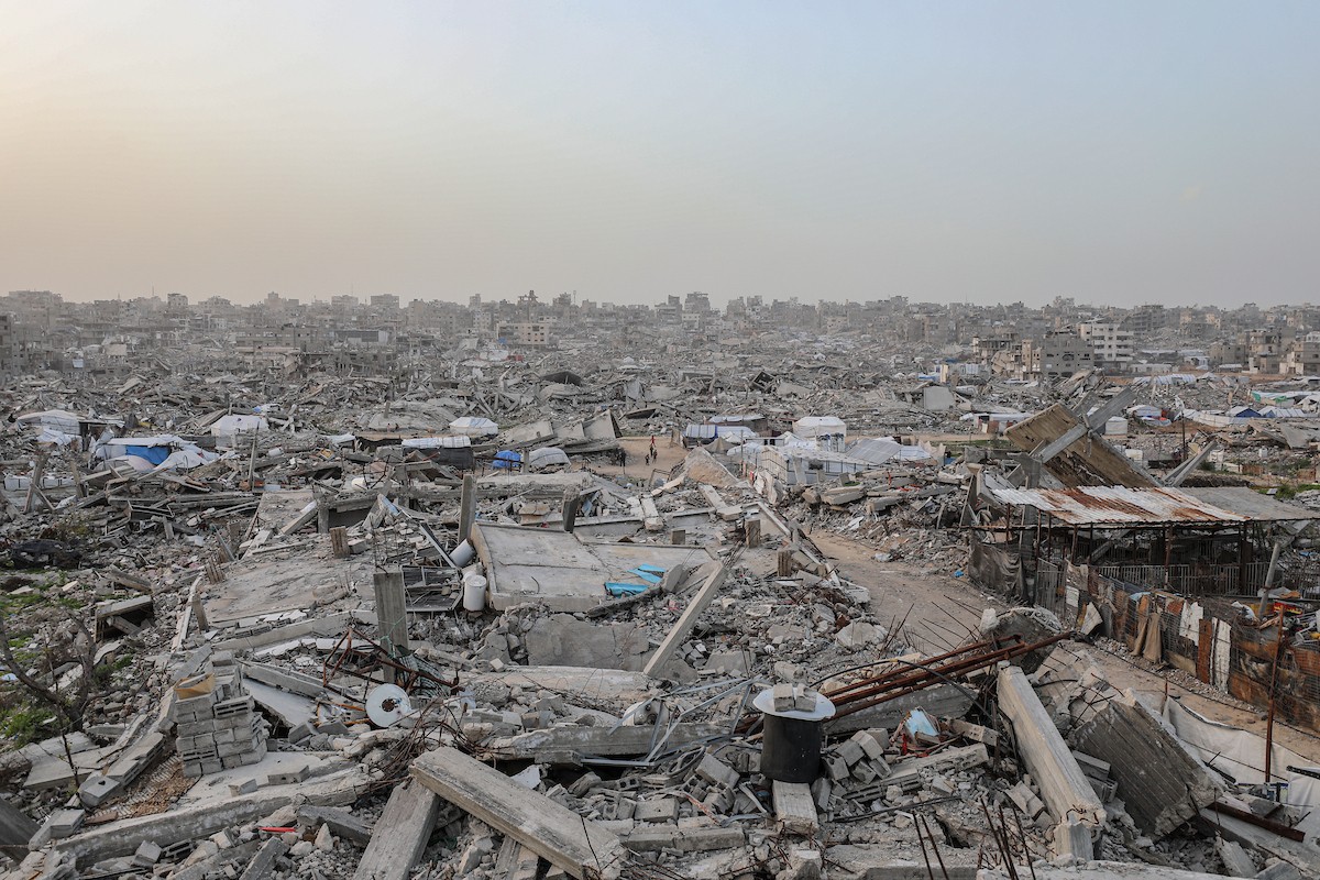 يُكافح الفلسطينيون النازحون لمواصلة حياتهم اليومية وسط الأنقاض التي خلّفتها الهجمات الإسرائيلية في جباليا، شمال قطاع غزة، في 12 يناير/كانون الثاني 2026. صورة: عمر أشتوي