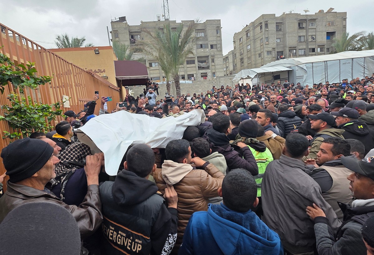 موكب جنازة ثلاثة صحفيين في مستشفى ناصر بخان يونس. وكان الصحفيون قد استشهدوا أمس عندما استهدف الجيش الإسرائيلي سيارة تابعة للجنة المصرية أثناء عملهم في منطقة الزهراء وسط قطاع غزة، 22 يناير/كانون الثاني 2026 (صورة: طارق محمد)