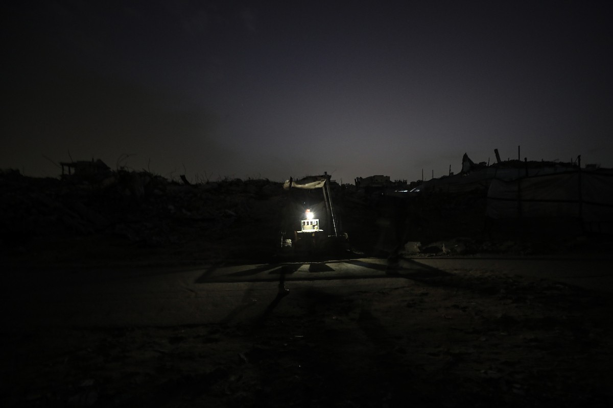 عائلات تعيش في خيام مؤقتة وسط الأنقاض تشعل نيرانًا للتدفئة في جباليا، شمال قطاع غزة، في 12 يناير/كانون الثاني 2026. ويكافح الفلسطينيون الذين دُمرت منازلهم في هجمات إسرائيلية من أجل البقاء في ظل ظروف شتوية قاسية وبرد قارس. صورة: عمر أشتوي