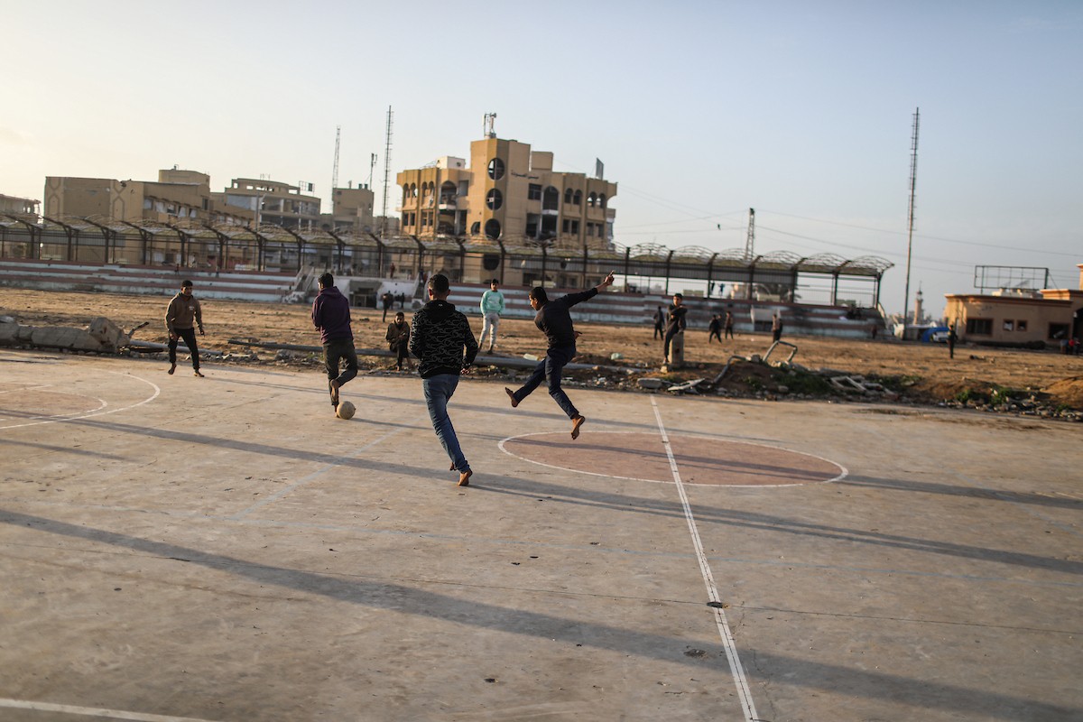   شبان فلسطينيون نازحون يلعبون كرة القدم في ملعب مدمر بمدينة غزة، في 10 يناير/كانون الثاني 2026. صورة: عمر أشتوي