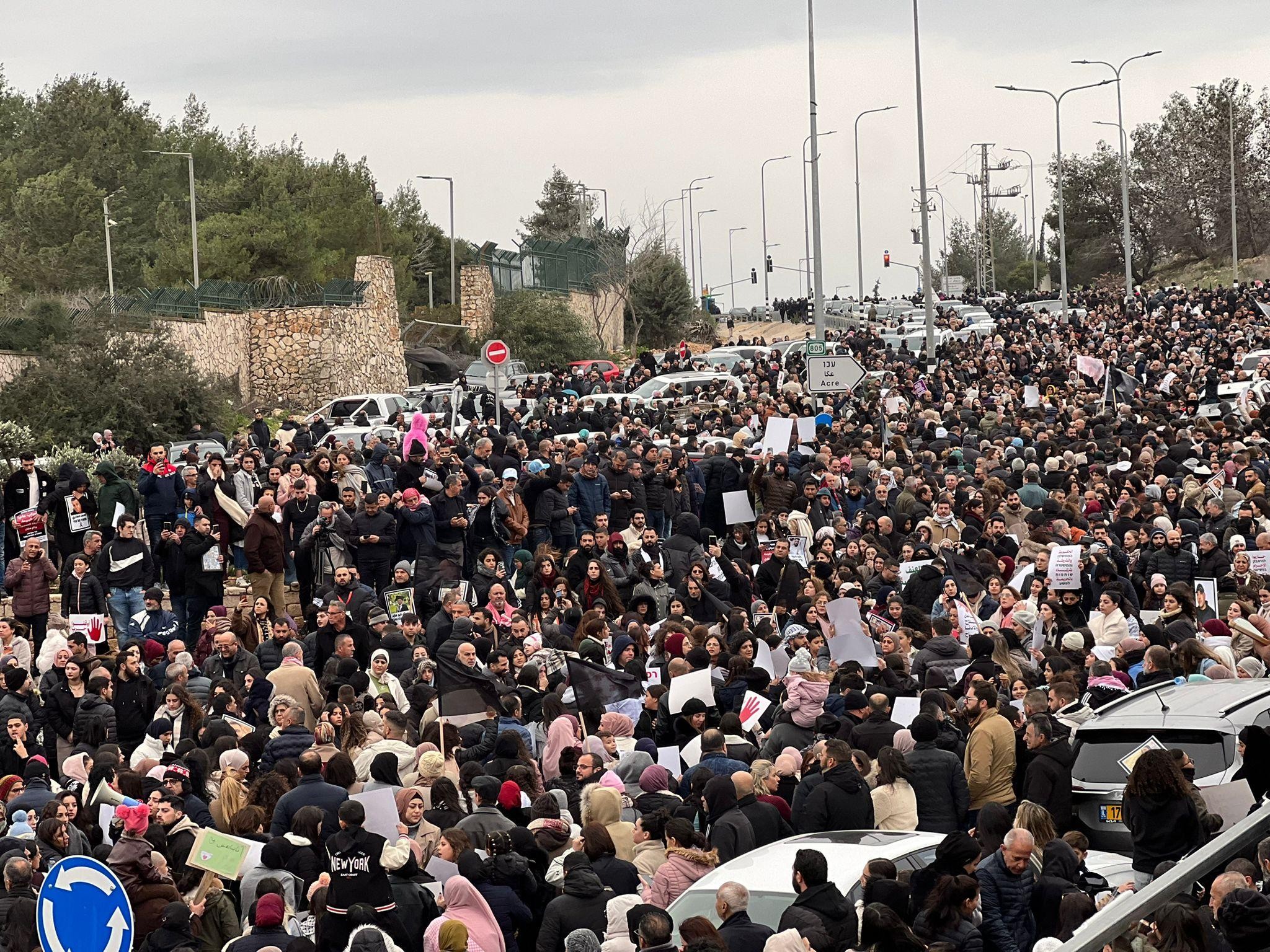 حشود المتظاهرين في سخنين ضد الجريمة، اليوم (عرب 48) 1.jpg