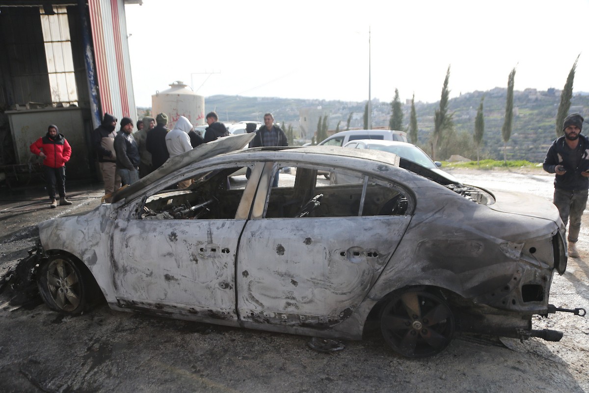 يتفقد الفلسطينيون الأضرار التي لحقت بمركباتهم وشاحناتهم وجرافاتهم بعد أن أضرم مستوطنون إسرائيليون النار فيها خلال هجوم شنوه على قرية عوريف، جنوب نابلس، في الضفة الغربية في 21 يناير/كانون الثاني 2026. صورة: محمد ناصر
